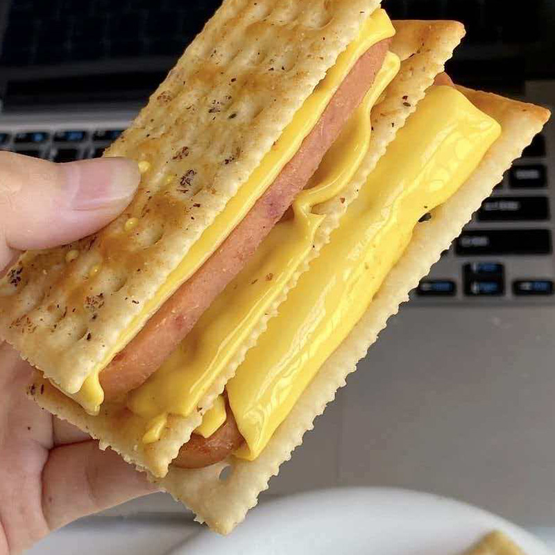 Sodové sušenky se šunkou z černého lanýže